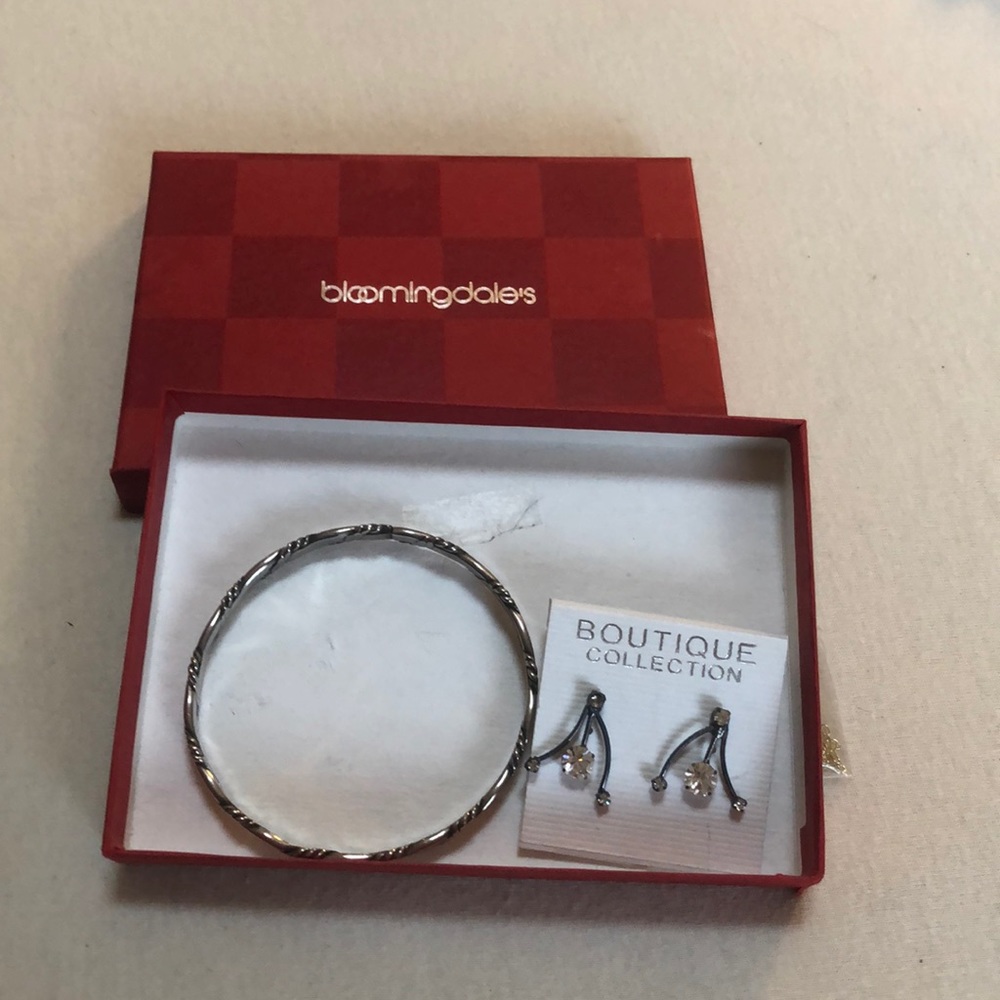 Earnings and bracelet